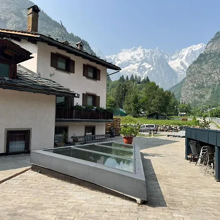 We Are 4810 Les Crampons *